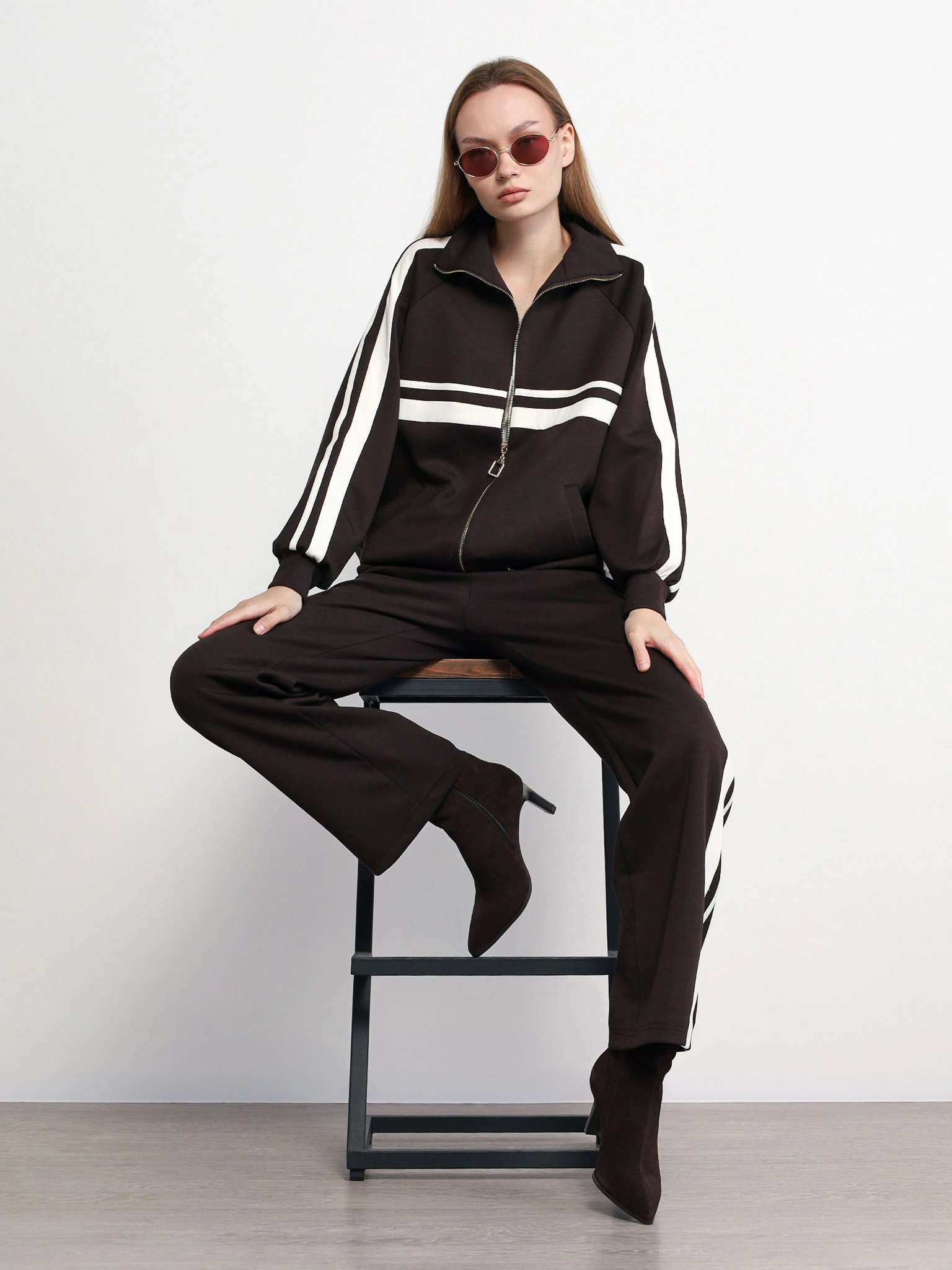 Брюки трикотажные с эластичным поясом и лампасами